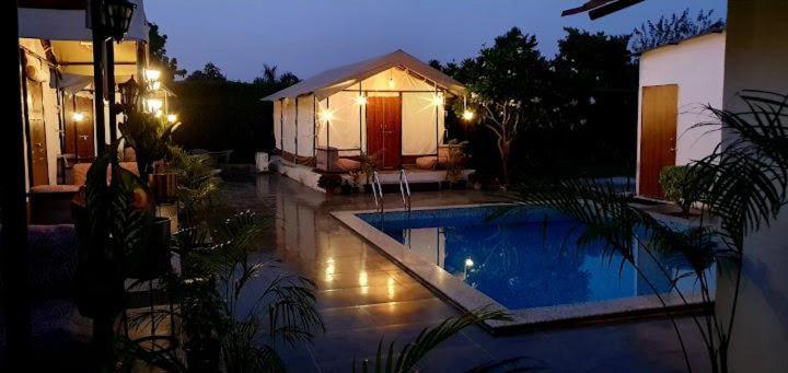 Luxury Farmhouse In Chhatarpur With Pool New Delhi Bagian luar foto
