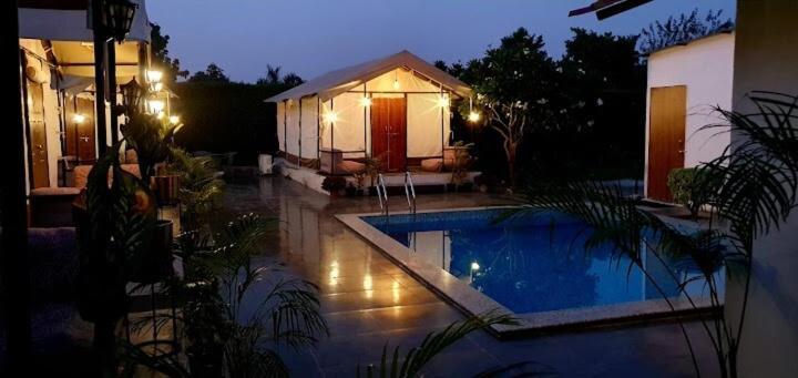 Luxury Farmhouse In Chhatarpur With Pool New Delhi Bagian luar foto