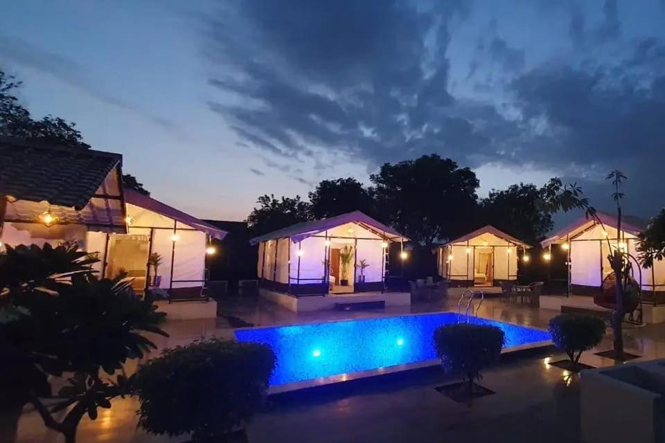 Luxury Farmhouse In Chhatarpur With Pool New Delhi Bagian luar foto